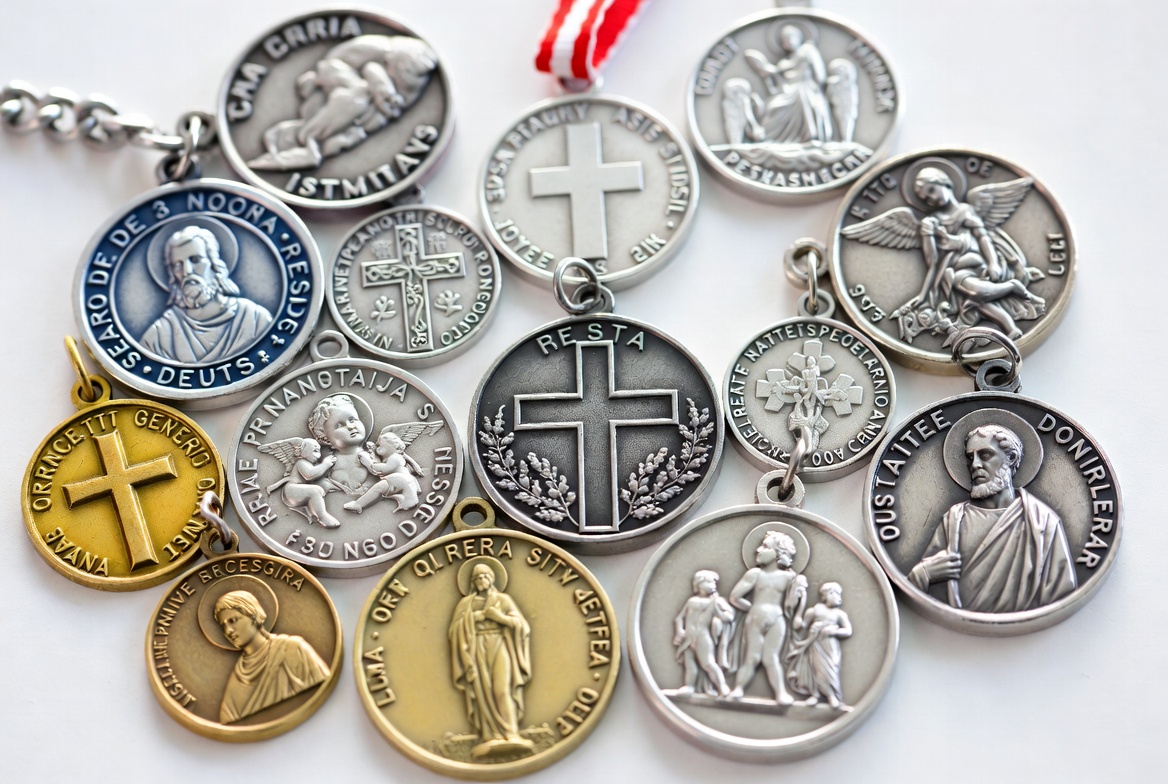 Zoom sur 4 symboles indémodables pour une médaille de baptême