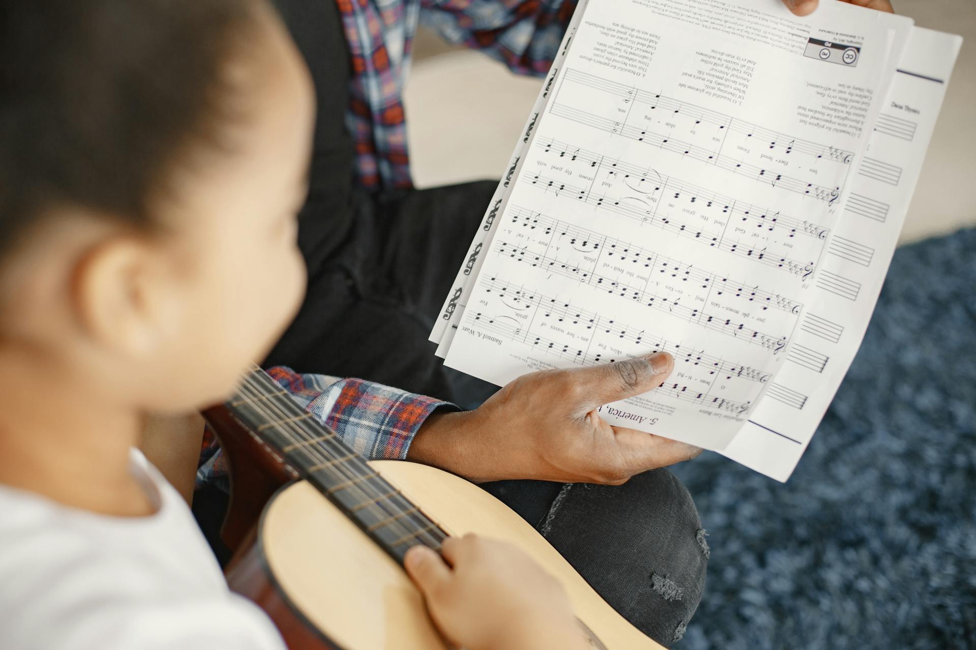 Manche de la guitare : son rôle dans l’apprentissage