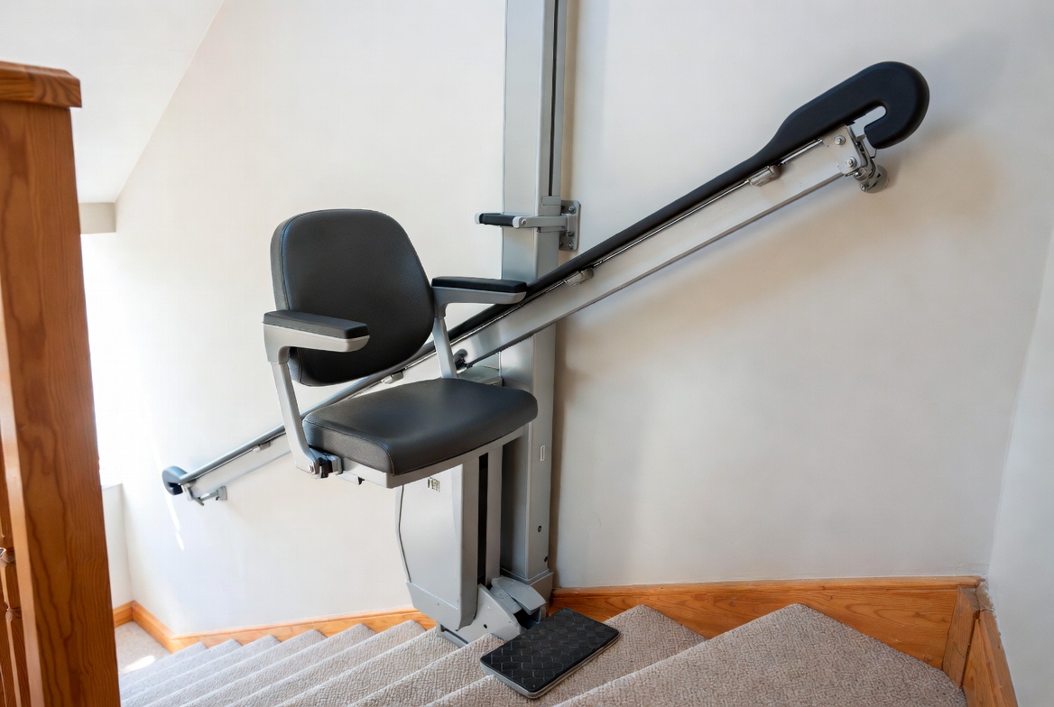 Les types de monte-escalier : droit et tournant pour une accessibilité sur mesure